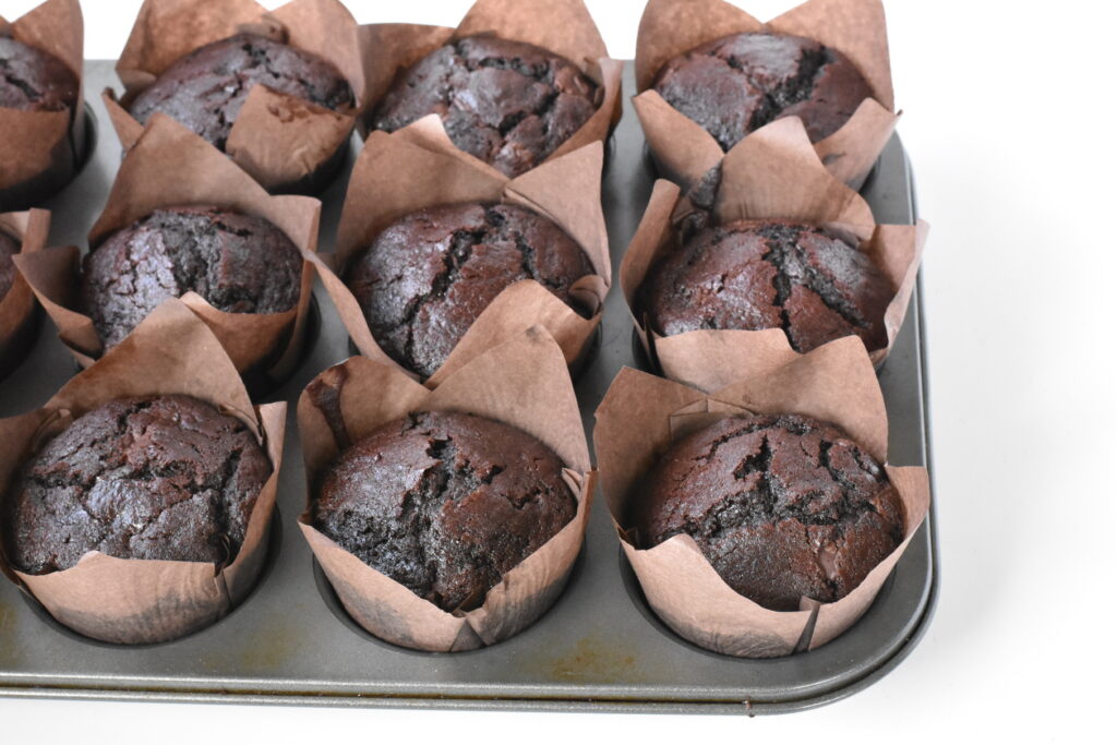 https://www.bakingenvy.com/wp-content/uploads/2020/08/Bakery-Style-Chocolate-Chip-Muffins-2-1-1024x683.jpg